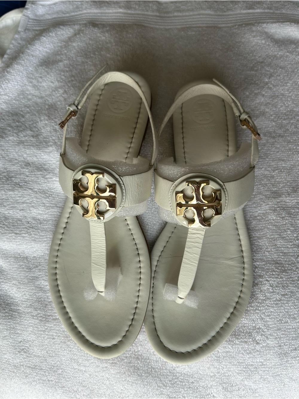 Tory Burch White Thong Sandals with Gold Logo - Picture 4 of 5